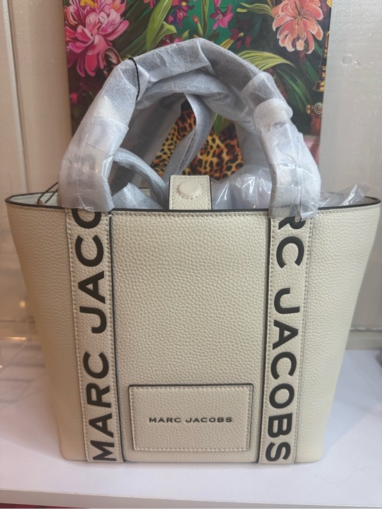 Marc Jacobs Handbags - NWT Marc Jacobs Signature Marshmallow Color Tote with Adjustable Crossbody Strap